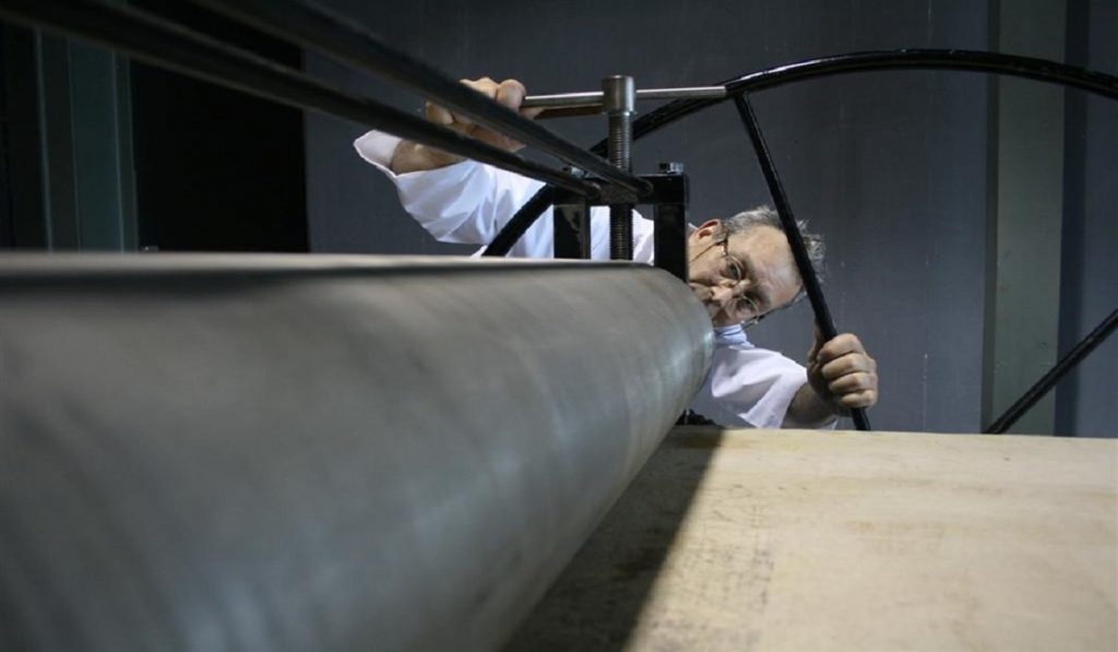 Alfonso Crujera en su taller de grabado electrolítico
