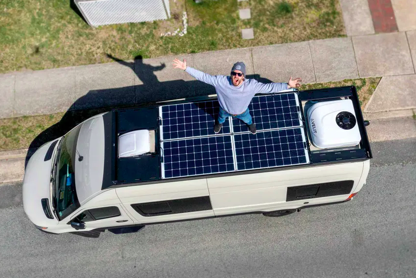 Furgoneta con paneles solares - Desarrollo sostenible de Joymixa