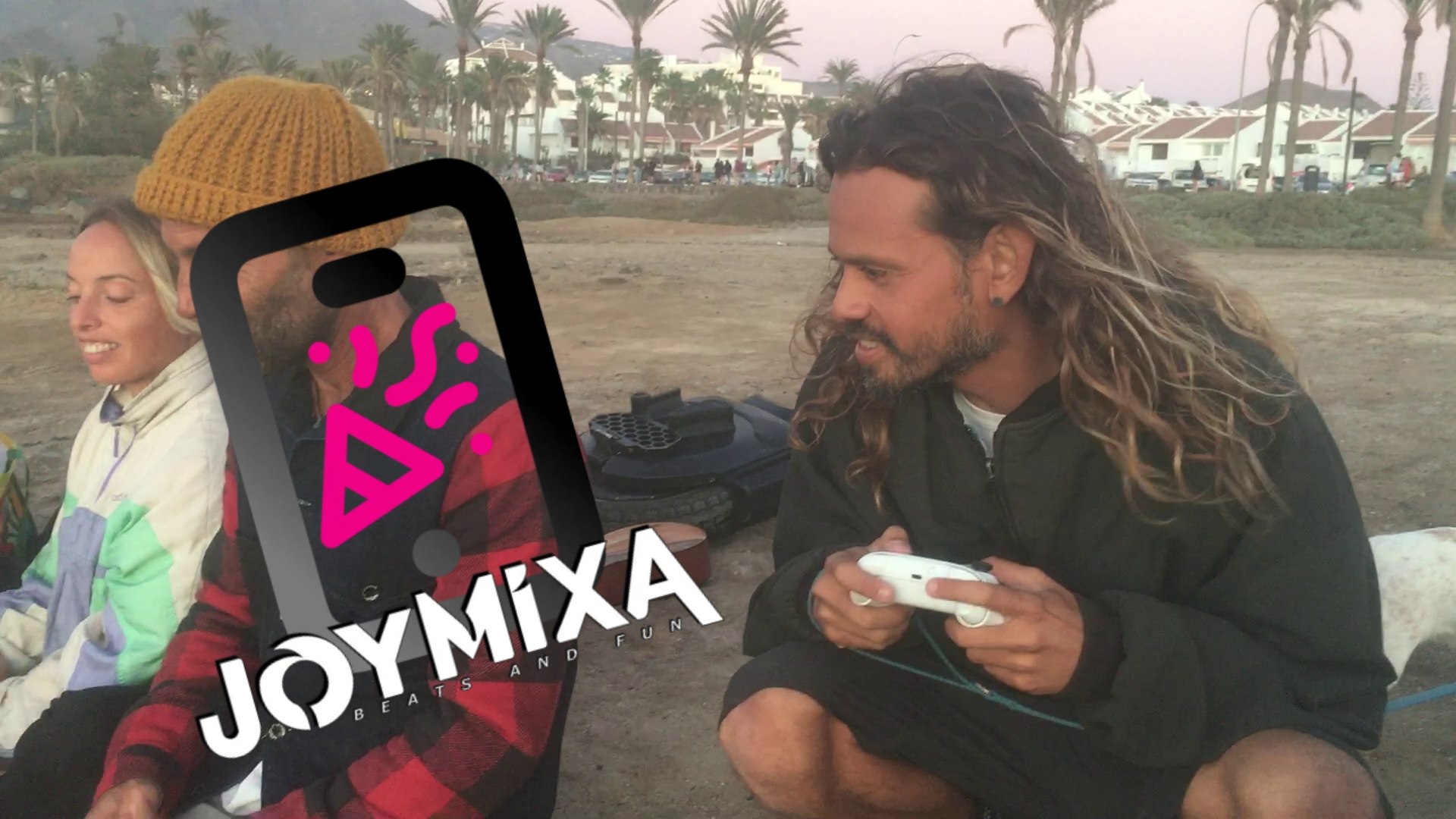 Persona usando Joymixa con mando de videojuego